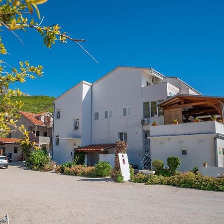 Apartments By The Sea Sumpetar, Omis - 2808 المظهر الخارجي الصورة