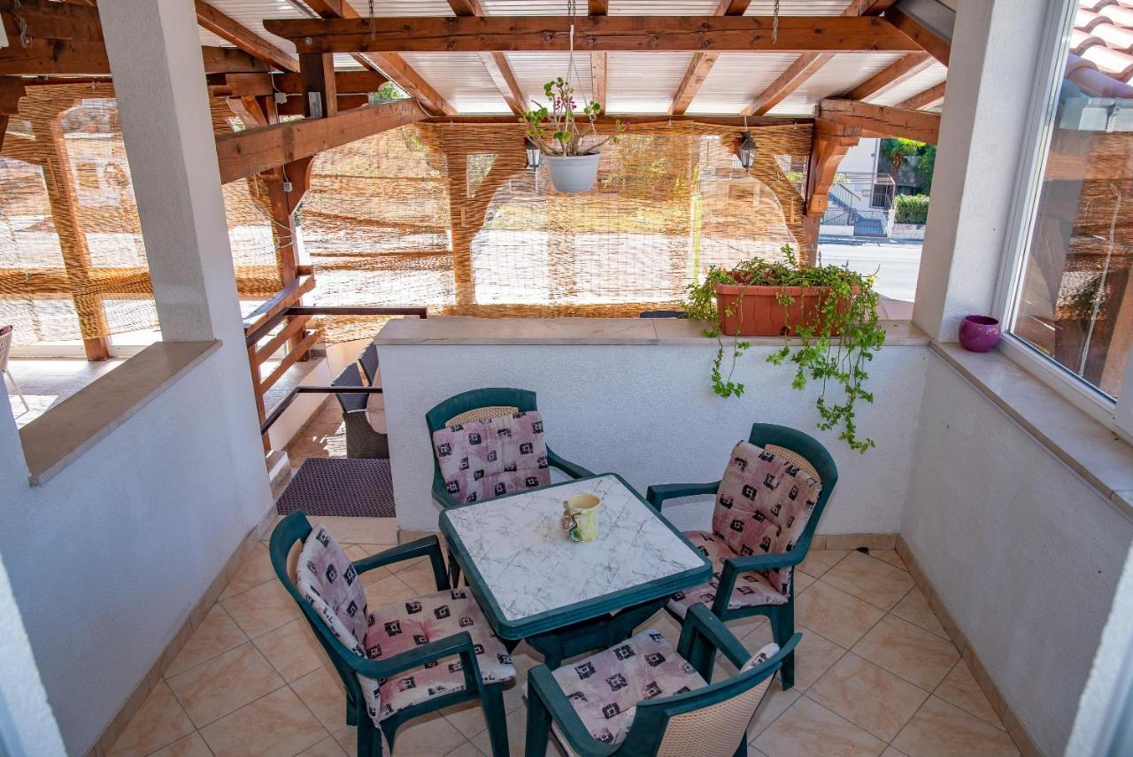 Apartments By The Sea Sumpetar, Omis - 2808 المظهر الخارجي الصورة